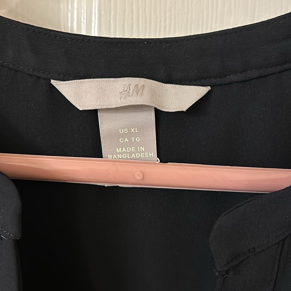 H&M blouse size XL.  Excellent condition. - Picture 2 of 4